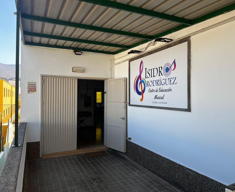 Entrada del Centro de Educación Musical Isidro Rodríguez en La Aldea de San Nicolás